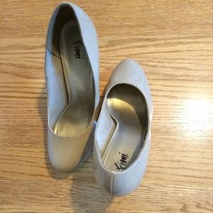 Fioni Size 9.5W Tan Pumps w/Flaws on Heel